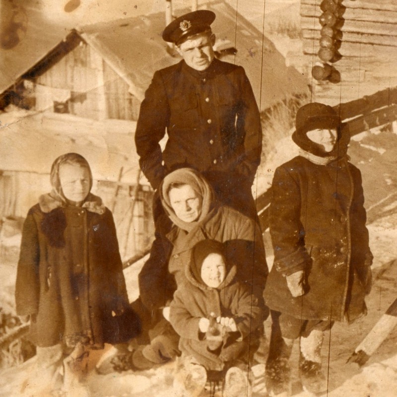 Photo of seaman of merchant marine fleet of the USSR with family members