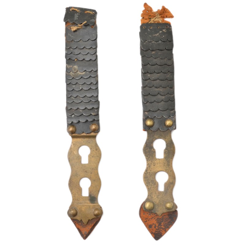 A set of shoulder straps with a French cuirass