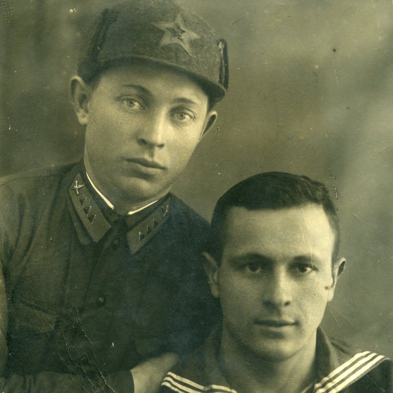 Photo of a senior Sergeant of the red army air force with a friend-a sailor