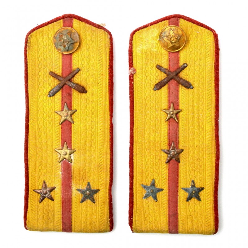 Shoulder straps of the captain of the Red Army artillery of the 1943 model
