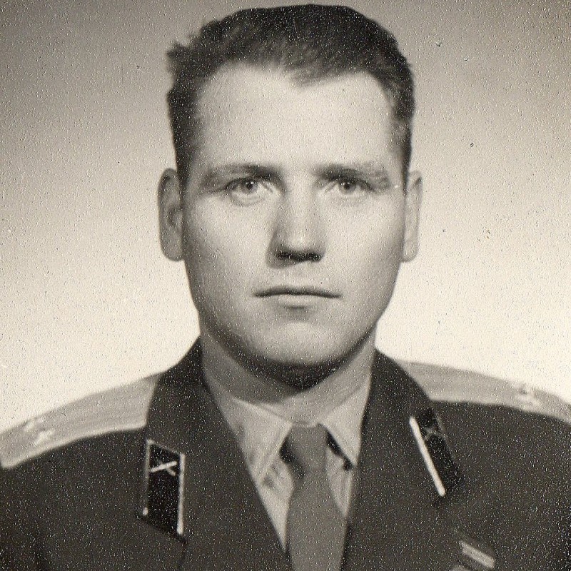 Photo of Lieutenant Colonel V.F. Magnitsky with a sign of graduation from the artillery school in 1946