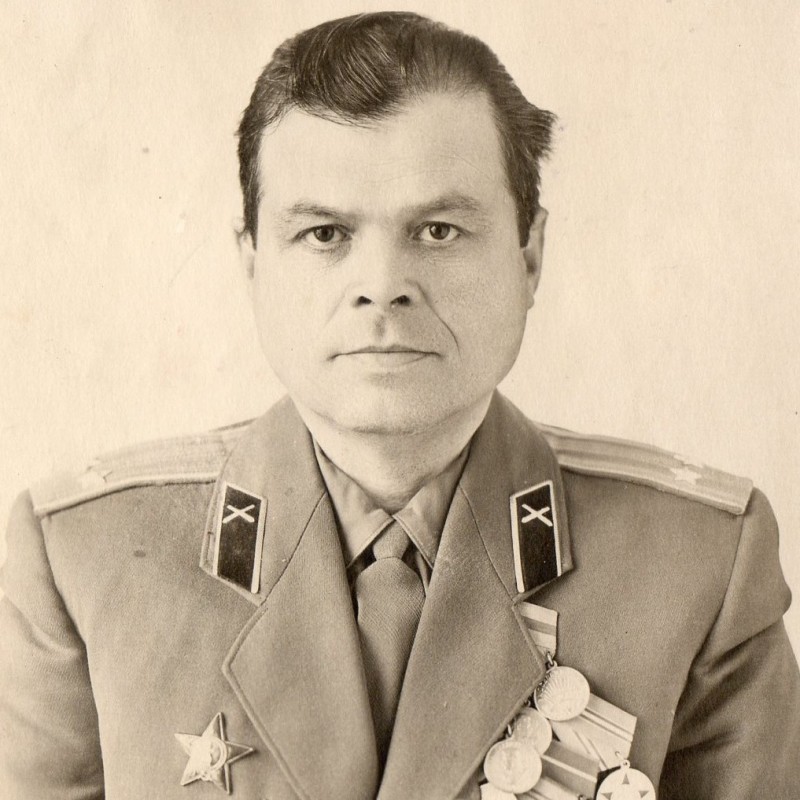 Photo of a lieutenant colonel with a sign of graduation from the artillery school in 1946