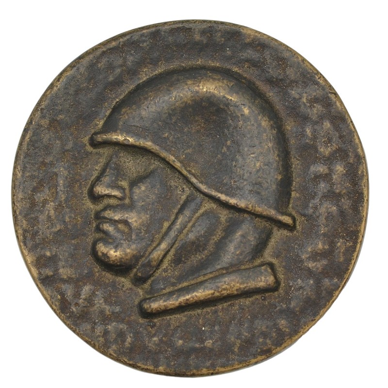 The unbearable medal with the profile of B. Mussolini