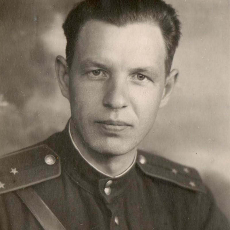 Photo of an Air Force Senior Lieutenant with the Order of the Red Star