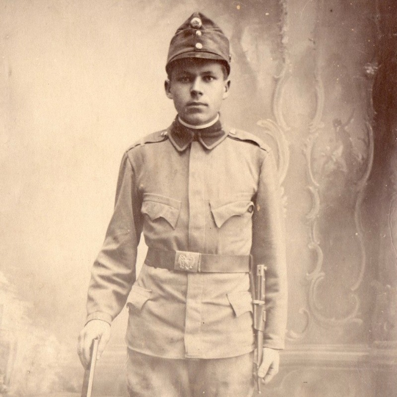 Photo of a Hungarian soldier with an 1895 bayonet to a Mannlicher rifle