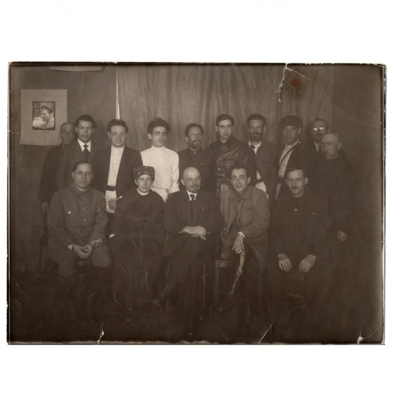 Photo of V. I. Lenin among the employees of the Central Printing House, taken on April 25, 1921.
