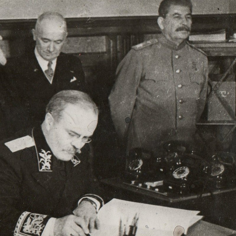 Photos of I.V. Stalin, V. Molotov, M. Kalinin, K. Voroshilov and others at the signing of the document